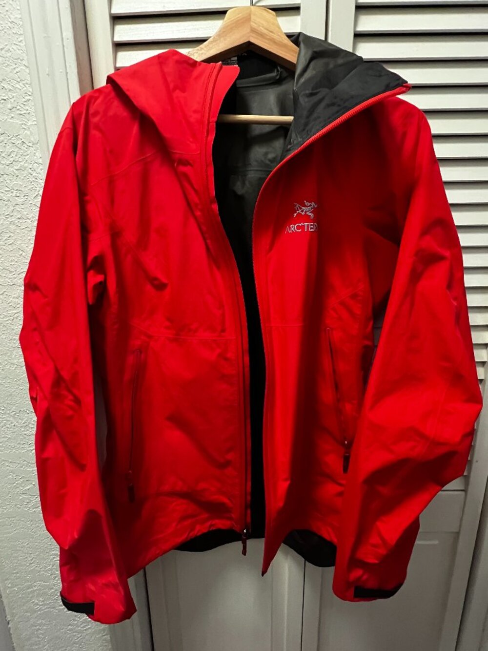 Arc'teryx Women's Lightweight Hooded Shell Jacket Red M
